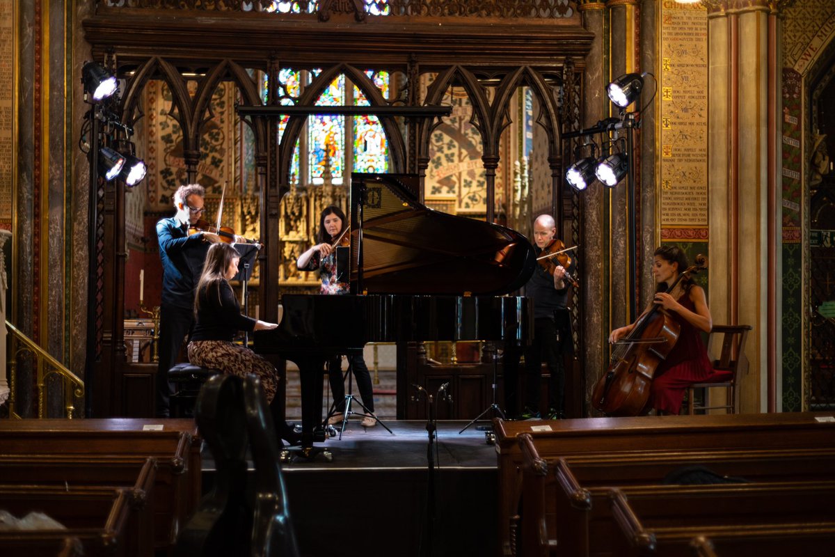 Lara Melda tweet media