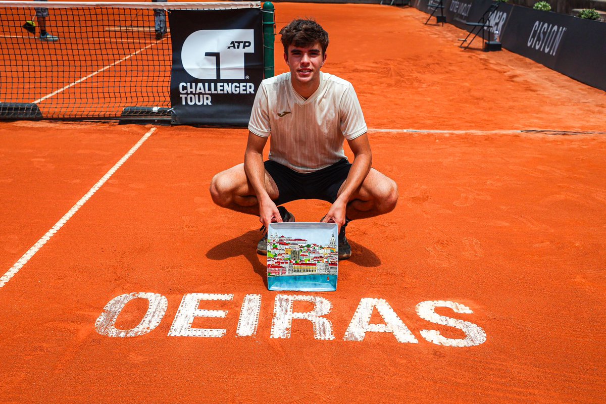 Jeu_Set_EtMatch's tweet photo. [#ATPChallenger] Jaime #Faria (n°233) 🇵🇹 remporte le titre à #Oeiras (Portugal, Challenger 75, terre battue) ! En finale, il a battu Elias #Ymer (n°200) 🇸🇪 en trois sets 3-6, 7-6 (3), 6-4. À 20 ans, c'est là son tout premier trophée 🏆 en Challenger. https://t.co/rWLzmWENIV