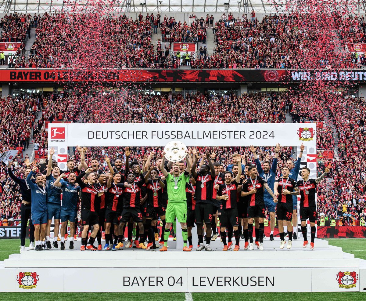 Una imagen que 𝗡𝗨𝗡𝗖𝗔 en toda la historia se había visto: el Bayer Leverkusen levantando el trofeo de la Bundesliga. El club de BayArena ganó su primera Liga de Alemania y lo hizo de manera invicta. 𝗗𝗘 𝗣𝗜𝗘 𝗔𝗡𝗧𝗘 𝗟𝗔 𝗫𝗔𝗕𝗜𝗡𝗘𝗧𝗔, 𝗣𝗢𝗥 𝗙𝗔𝗩𝗢𝗥.
