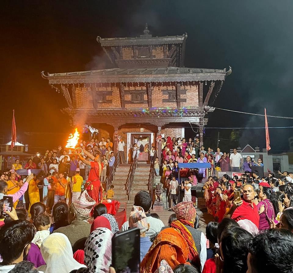 आरती: शब्द जस्तै मजबुत छ यो , तेसैले त हावाहुरी संगै बग्छ तर कहिल्यै आफ्नो अस्तित्व निभ्न दिँदैन : People enjoying Sandhya Aarati at Ambikeswori Temple, Dang. ❤️🙏

Pic. Padam Khanal