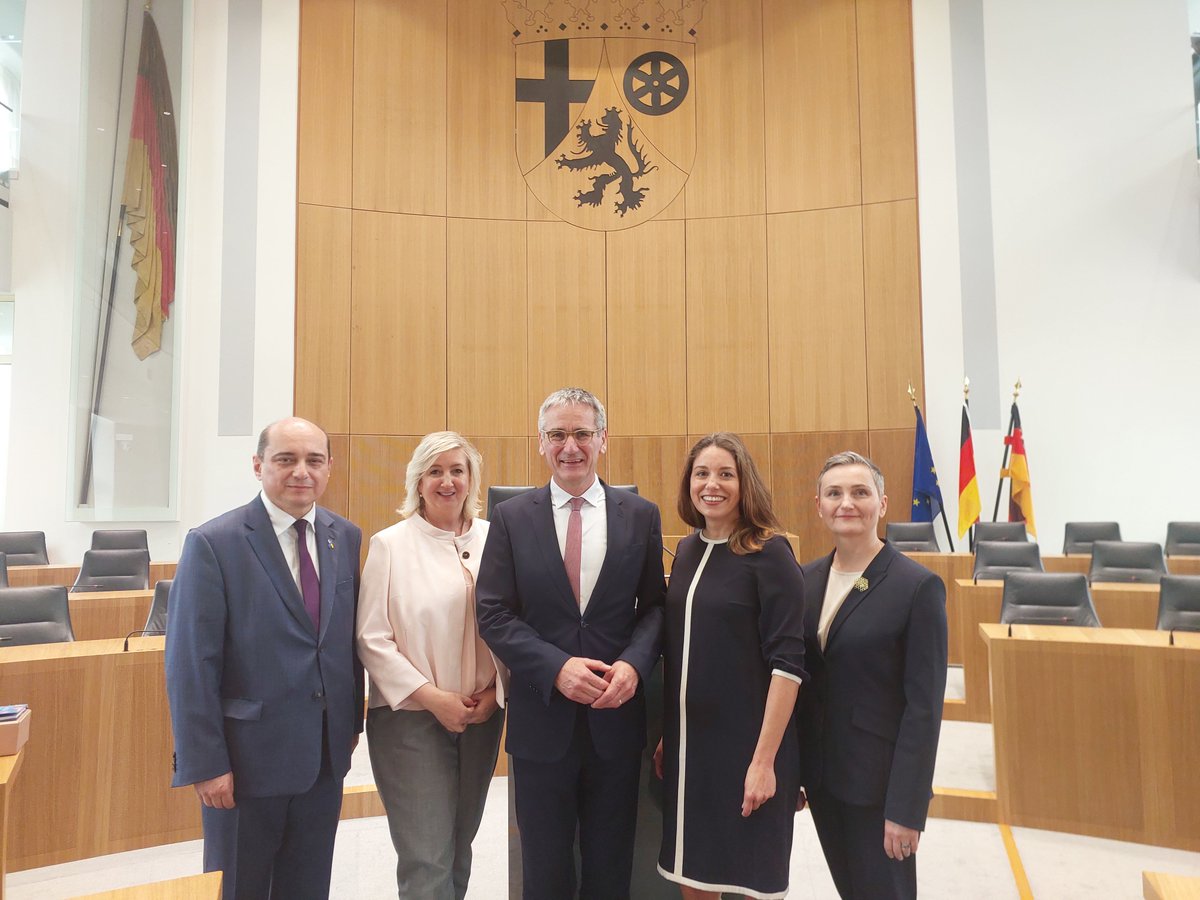 Heute am Verfassungsfest in #Mainz. Was können 🇩🇪 & 🇵🇱 voneinander lernen, wie können wir gemeinsam wieder den Focus auf demokratische Grundwerte lenken? Auf Einladung des Landtages Rheinland-Pfalz diskutierten und dann feierten wir mit!