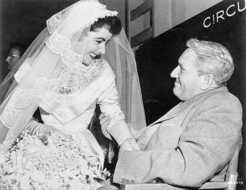 ElizabethTaylor's tweet image. Even when the cameras weren’t rolling, Elizabeth still shined on set. Here she is in a few behind-the-scenes photos for Father of the Bride, a romantic comedy that premiered on this day 74 years ago. 

#ElizabethTaylor #SpencerTracy #FatherOfTheBride #BehindTheScenes
