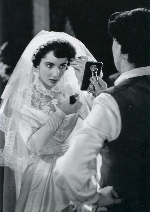 ElizabethTaylor's tweet image. Even when the cameras weren’t rolling, Elizabeth still shined on set. Here she is in a few behind-the-scenes photos for Father of the Bride, a romantic comedy that premiered on this day 74 years ago. 

#ElizabethTaylor #SpencerTracy #FatherOfTheBride #BehindTheScenes