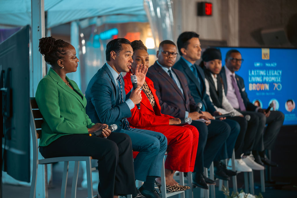 Last night's commemoration of 70 years of #BrownvBoard was insightful, inspiring, and indicative of the work we must continue. Thank you to our panelists @JNelsonLDF, @kenji_yoshino, @sandylocks, @DerrickNAACP, @JulianCastro, De'Andre Arndolds and moderator @LarryMillerTV.