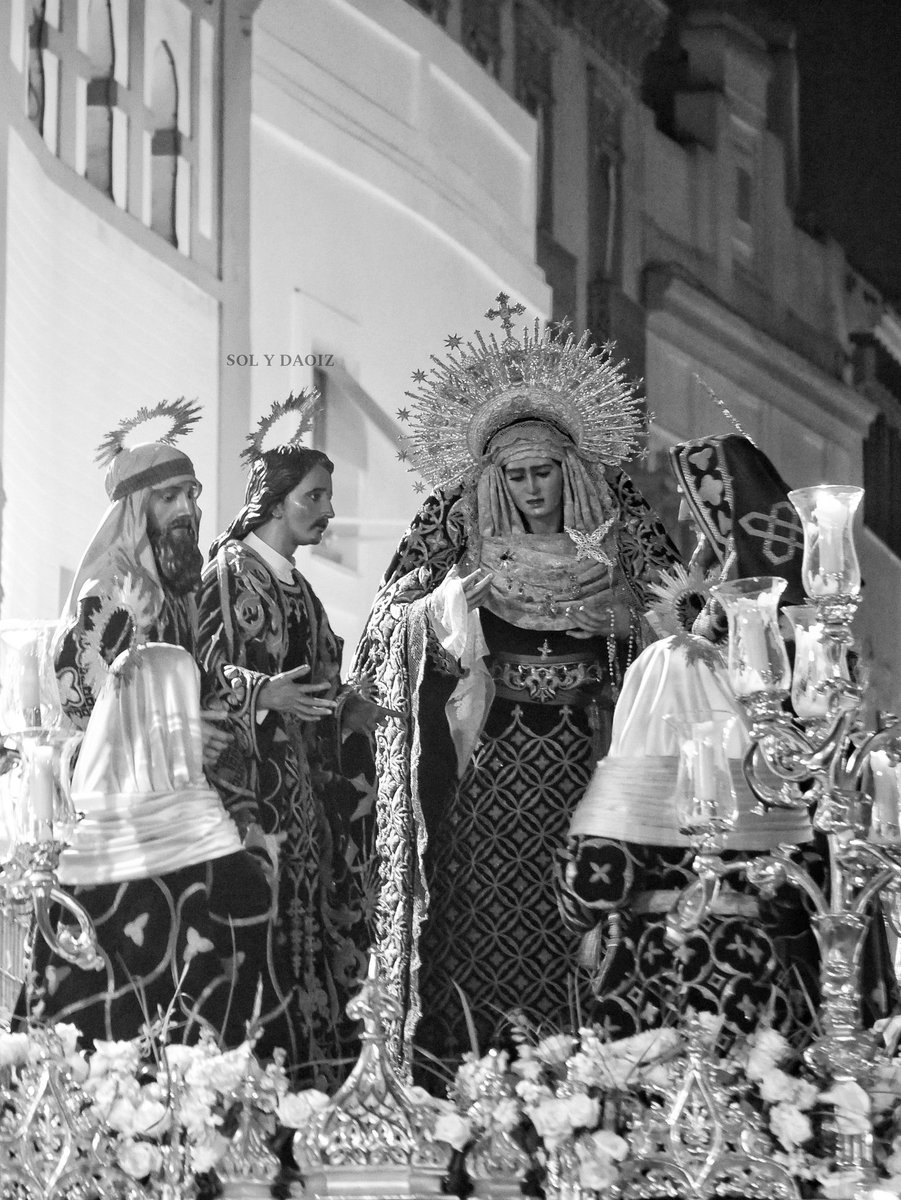 En el Duelo
@StoEntierro_Sev 

📸 @sol_y_daoiz 

#villaviciosa #duelo #santoentierro #santoentierrosevilla #semanasantasevilla #semanasanta2024 #semanasanta24 #ssantasevilla24 #cofrade #sevilla #tdscofrade