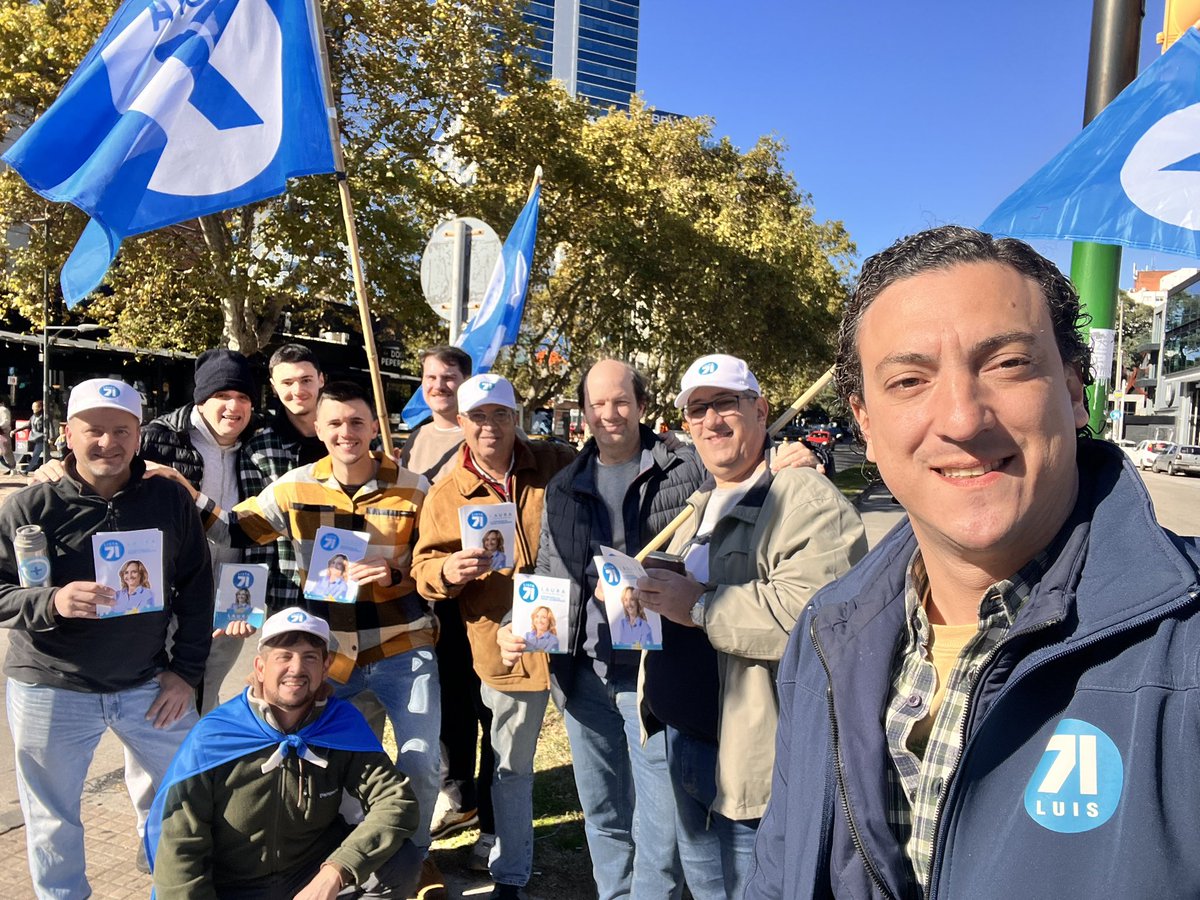 Una linda mañana frente a Montevideo shopping entregando las propuestas de @lauraraffo para un mejor Uruguay 🇺🇾 Se viene, se viene la @lista71 🎶