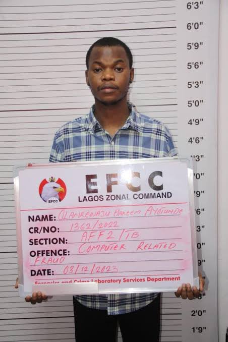 Efcc Hands Over 22000 Recovered From Convicted Internet Fraudster To Fbi Photos Gistmania 3919