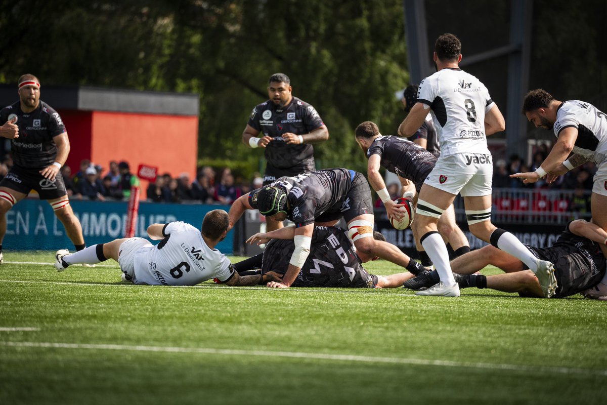 OyonnaxRugby's tweet photo. ⚫️🔴 𝗔𝗹𝗹𝗲𝘇 𝗢𝗬𝗢 ! | #TOP14 #OYORCT #TOUSOYOMEN https://t.co/oAhVwN2Nvw