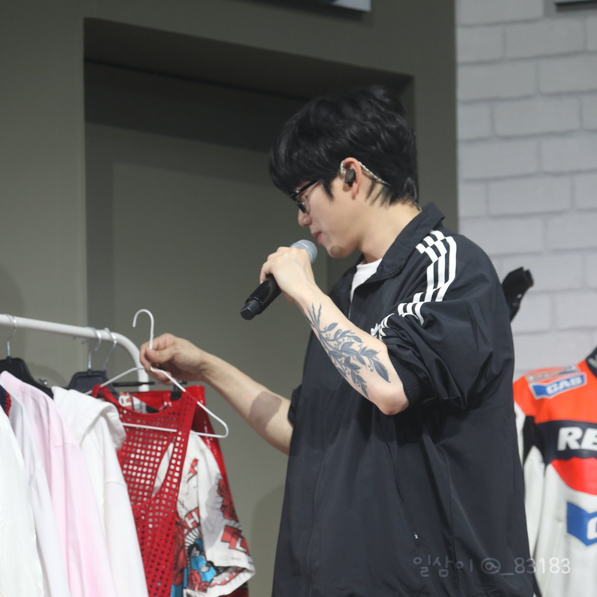 <망사~ 하니까 당연히 이거 들 줄 알았는데
             엥?????? 이걸 손에 들어버리셨어요>

진짜 웃기고 당황스러웠음ㅋㅋ큐ㅜㅠㅜㅠㅜㅠㅜㅜㅠㅜㅜㅠㅜㅜ 앞에있는 예쁜망사가 있는데 왜 그걸ㅋㅋㅋㅋ큐ㅜㅠㅠㅜㅠㅠㅠㅜㅜㅜ 본인 운동할때도 안 입으실 거 같은 걸ㅋㅋㅋㅋㅋㅋㅋㅋㅋㅋㅋㅋㅋ