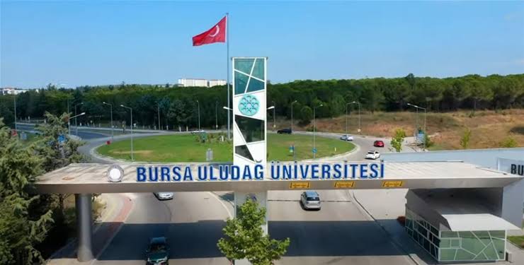 Uludağ Üniversitesi kayyumu 'Akşam saatlerinde kızlı erkekli böyle konserler istemiyorum' diyerek bahar şenliği yapılmasına izin vermedi! Kayyumlar gidecek, üniversiteler bizimle özgürleşecek!