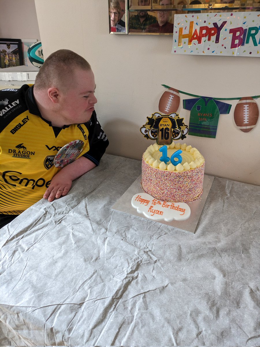 Disappointed for his @dragonsrugby boys, hard luck, deserved more, but it's not going to spoil his day. Now for some more cake 🎂🎉😁🐲 @DRA_Community @daiflan10 @davidjusteat @MikeSage9 @DragonsOffic_SC