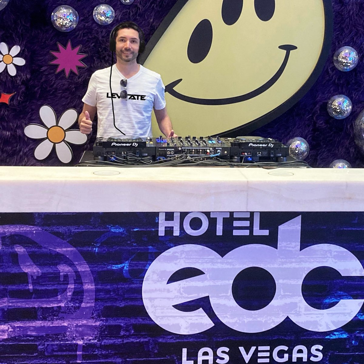 Warm up set at Hotel EDC Vegas! 🙌 #EDC #EDCVegas #HotelEDC #ResortsWorld #Headliners #LasVegas #GroupTherapy #Levitate #EDM #Rave #ElectroLovers #AnjunaFamily #TranceFamily #TalentoMexicano #OrgulloMexicano #MexicanTalent #MexicanPower #Trance #Tronce #Techno #ProgressiveTrance