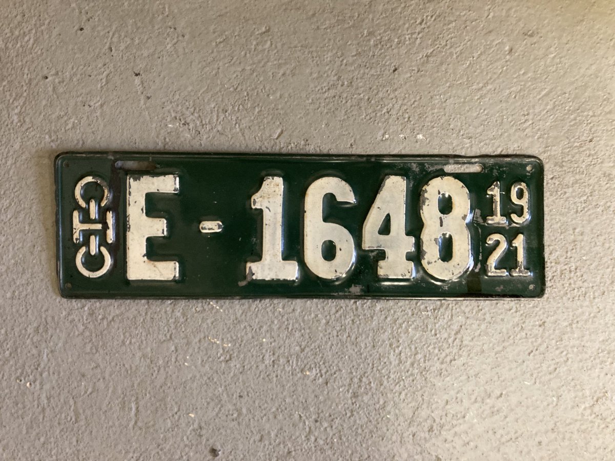Schildermuseum's tweet photo. Neu in der Sammlung Ohio 1921 für ein elektrisch betriebenes Fahrzeug. Eletrische #Autos gab es schon im vorletzten Jahrhundert. Diese Schilder wurden in Ohio von 1916 bis 1921 verwendet. Uns fehlt noch 1916, 1918, 1919 und 1920. Wer hat noch so ein Schild für uns? https://t.co/6aeENOpZnK