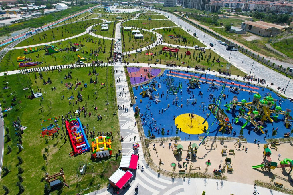 Ankaralı hemşehrilerimize 300 bin m²’lik devasa sosyal yaşam alanı sunan Sincan Park’ın açılışını gerçekleştirdik. Sincanlı hemşehrilerimize ve Ankara’mıza hayırlı olmasını diliyor, sosyal donatımızı Sincanımıza kazandıran Belediye Başkanımız @MuratErcan0606 ve ekibine teşekkür