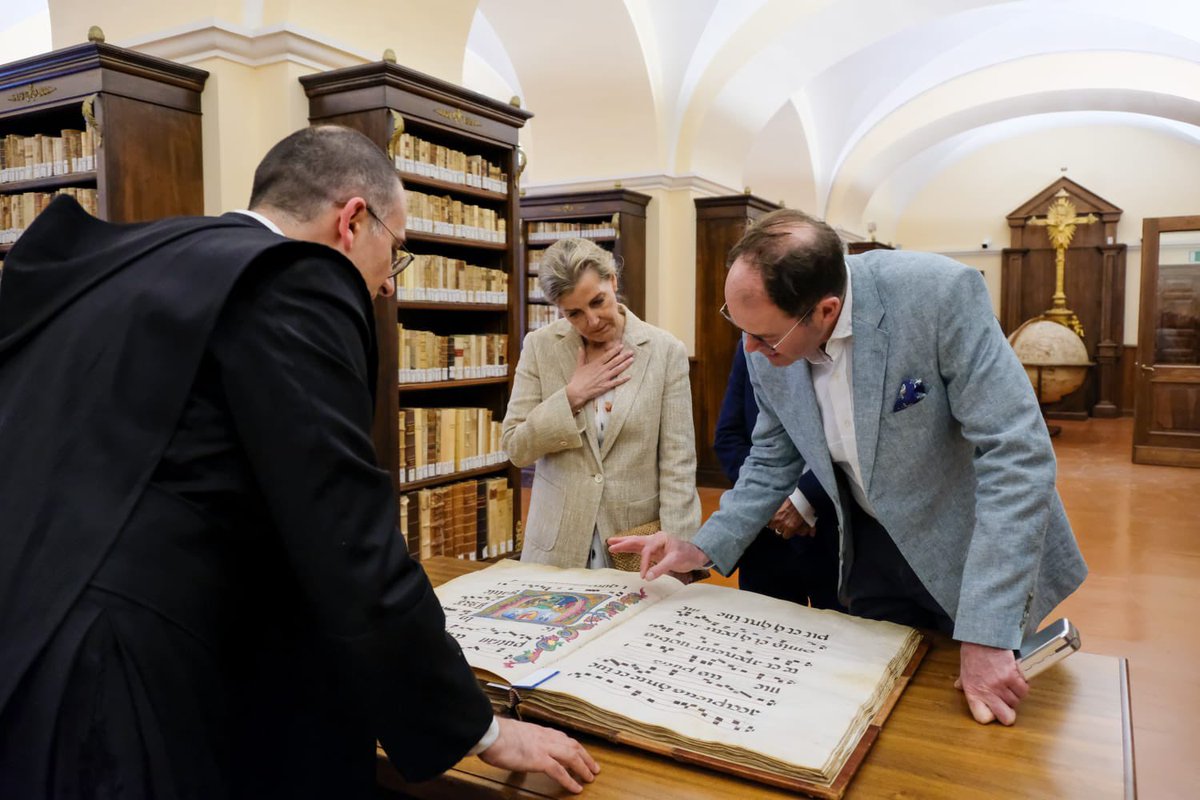 The Duchess of Edinburgh visited Monte Cassino Abbey today, a place of such great historical significance. 
 
#MonteCassino80 #MC80
@EdLlewellynFCDO @M_C_A_B_B_E_Y