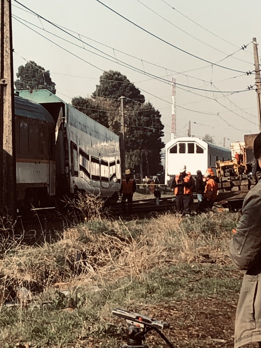 @CNNChile El tren stgo temuco además de los vagones de pasajeros llevaba un par de carros de carga (TA) con autos. Uno de ellos es el que se salió del riel, el resto del tren está ok. 
Llegaron buses de turismo muy cómodos y están trasladando ahora a los pasajeros a Tco (voy en 1 d ellos)