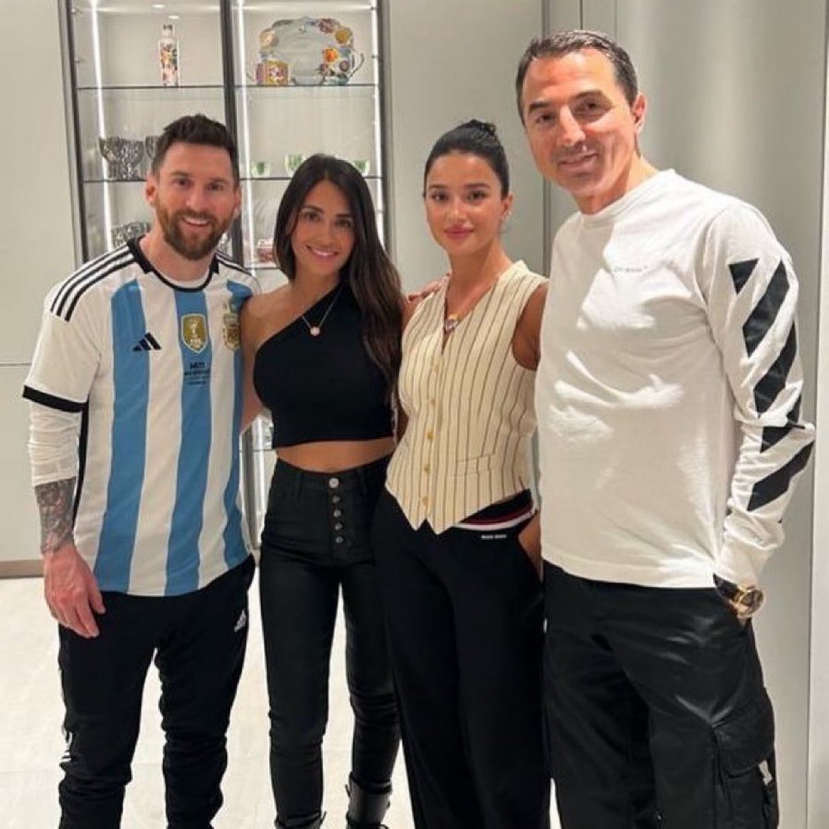 Antonella: “Leo, please dress nicely tonight as we have guests arriving.'

Messi: