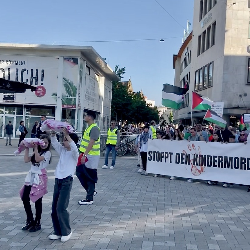 Gleich zieht die Anti-#Israel-Demo Nr. 30 durch #Bielefeld. Normal bei diesen Demos: Kinder müssen blutrot verschmierte Attrappen von Babyleichen präsentieren und das 'Kindermord'-Banner tragen. Was denken sich die Eltern dabei?