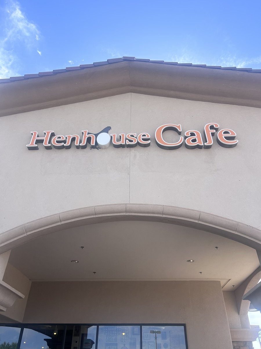 Getting our breakfast on at the Henhouse Cafe before we head to our BYU FANFEST in Gilbert Arizona. GO COUGS!!!🤟🏾