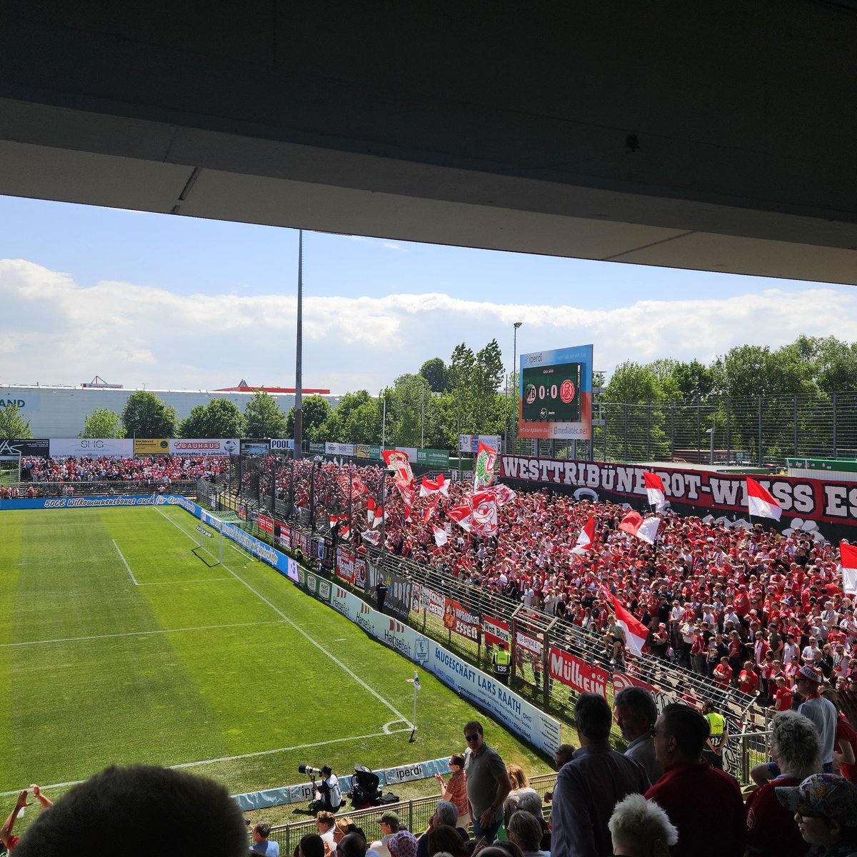 Heute VfB Lübeck vs. Rot Weiss Essen angeschaut. Zwei Zuckerschnecken an kreativer, intellektueller und hochwertiger teutonischer Fankultur.

Bin echt froh, dass meine Mannschaft in Liga 5 spielt und der Assi-Faktor damit recht gering ist.
#liga3 
#vfbrwe
#amateurebeste