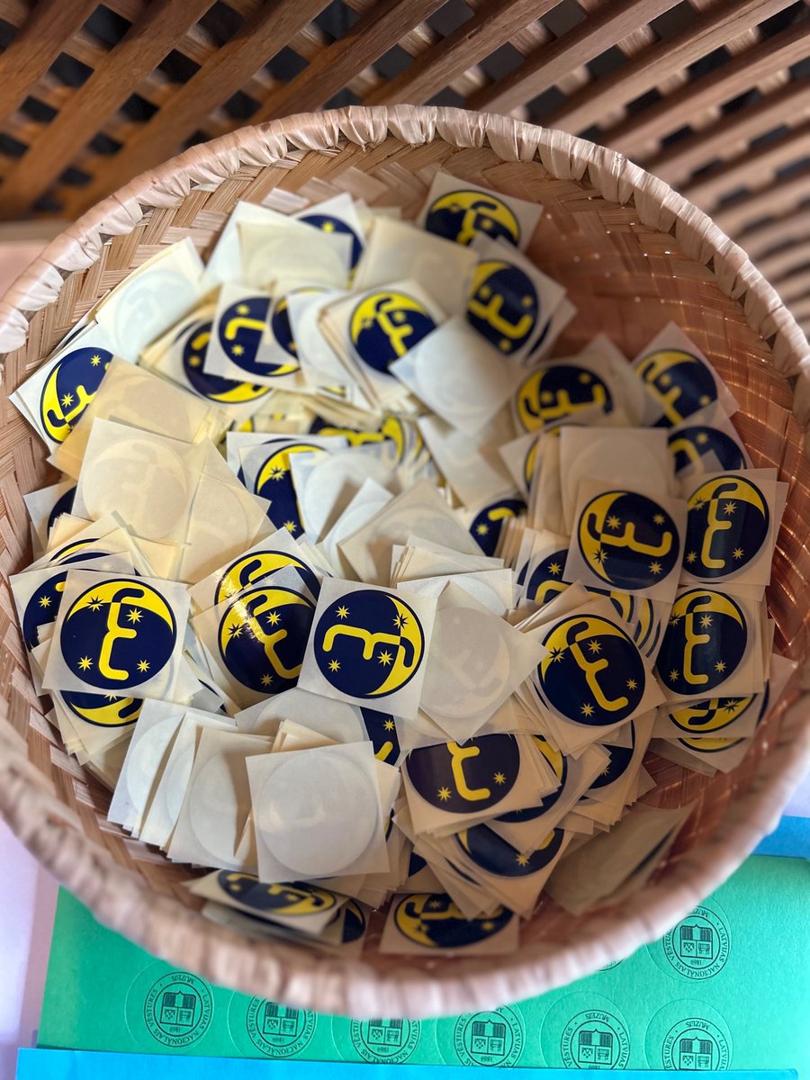 frontes_muzejs's tweet image. Maza Muzeju nakts apmeklētāja jautājums - Vai šīs ir Mēness aptiekas uzlīmes? 😃#menessaptieka #muzejunakts