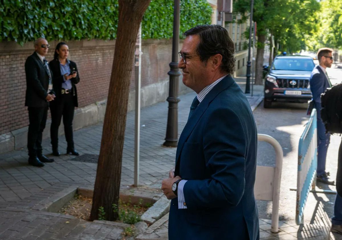 gonarj's tweet photo. Las diferencias son claras.
En Alemania, más de 30 grandes empresas se unen para frenar a la ultraderecha.
En España, las grandes empresas y la @CEO_ES acuden a la cita con el filonazi Milei
https://t.co/fiIsGbOYly