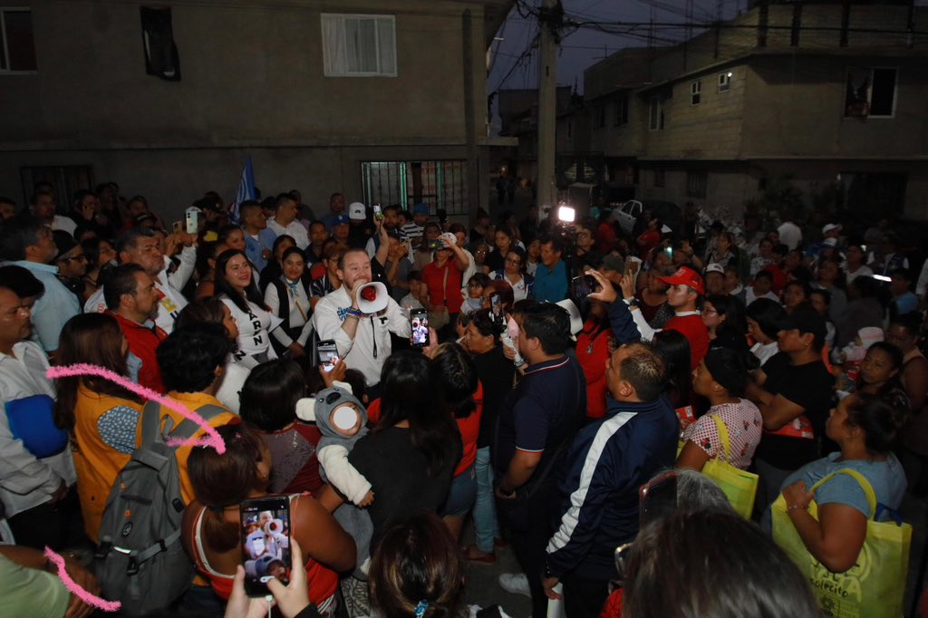 Vamos a gobernar la #CDMX, el cambio priorizará la calidad de vida y la seguridad en las calles. Por eso he caminado las colonias, escuchando muy de cerca las necesidades de los chilangos, la ciudad requiere un jefe de gobierno cercano y de tiempo completo. #ElCambioViene