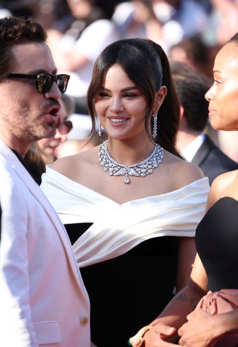🚨 Selena Gomez na première de “Emilia Perez”, em Cannes.
