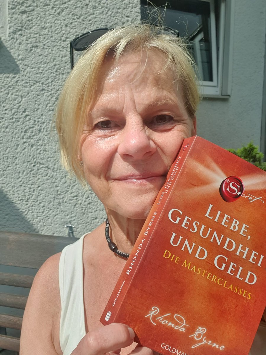 Wer liebt gute Bücher? 📚 „Liebe, Gesundheit und Geld“ von Rhonda Byrne ist mein neuer Leseschatz! 🌟 Lies jeden Tag und lass dich inspirieren – ich tue es auch! Was liest du gerade? 💬📖 #Leseliebe #Inspiration #Buchliebe