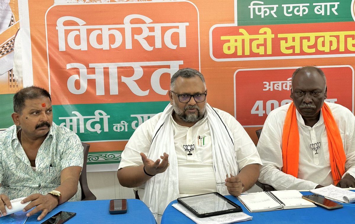 PKVarmaRanchi's tweet photo. #दुमका संसदीय क्षेत्र अंतर्गत #भाजपा #अनुसूचित_जनजाति_मोर्चा के पदाधिकारी एवं कार्यकर्ताओं की चुनावी बैठक को संबोधित किया।
इस दौरान लोकसभा प्रभारी श्री राज पलिवार जी, सह प्रभारी श्री सुरेश मुर्मू जी, जिला अध्यक्ष श्री गौरवकांत प्रसाद जी उपस्थित रहे।

#FirEkBaarModiSarkar #AbkiBaar400Paar #ModiKiGuarantee

@blsanthosh