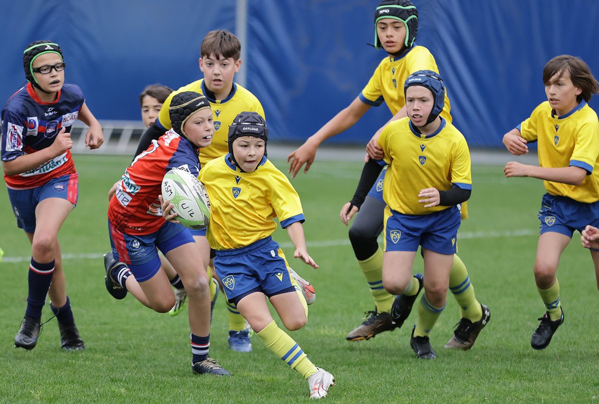 ASMOfficiel's tweet photo. 🏉 En avant-match le 𝙏𝙤𝙪𝙧𝙣𝙤𝙞 𝙋𝙃𝙇𝙄𝙋𝙊𝙉𝙀𝘼𝙐 (moins de 12 ans) se déroule sur le terrain d'entraînement avec 160 enfants de toute la France.
cc @Asm_Omnisports 
#ASMFormation https://t.co/gzAFR1Zsb4