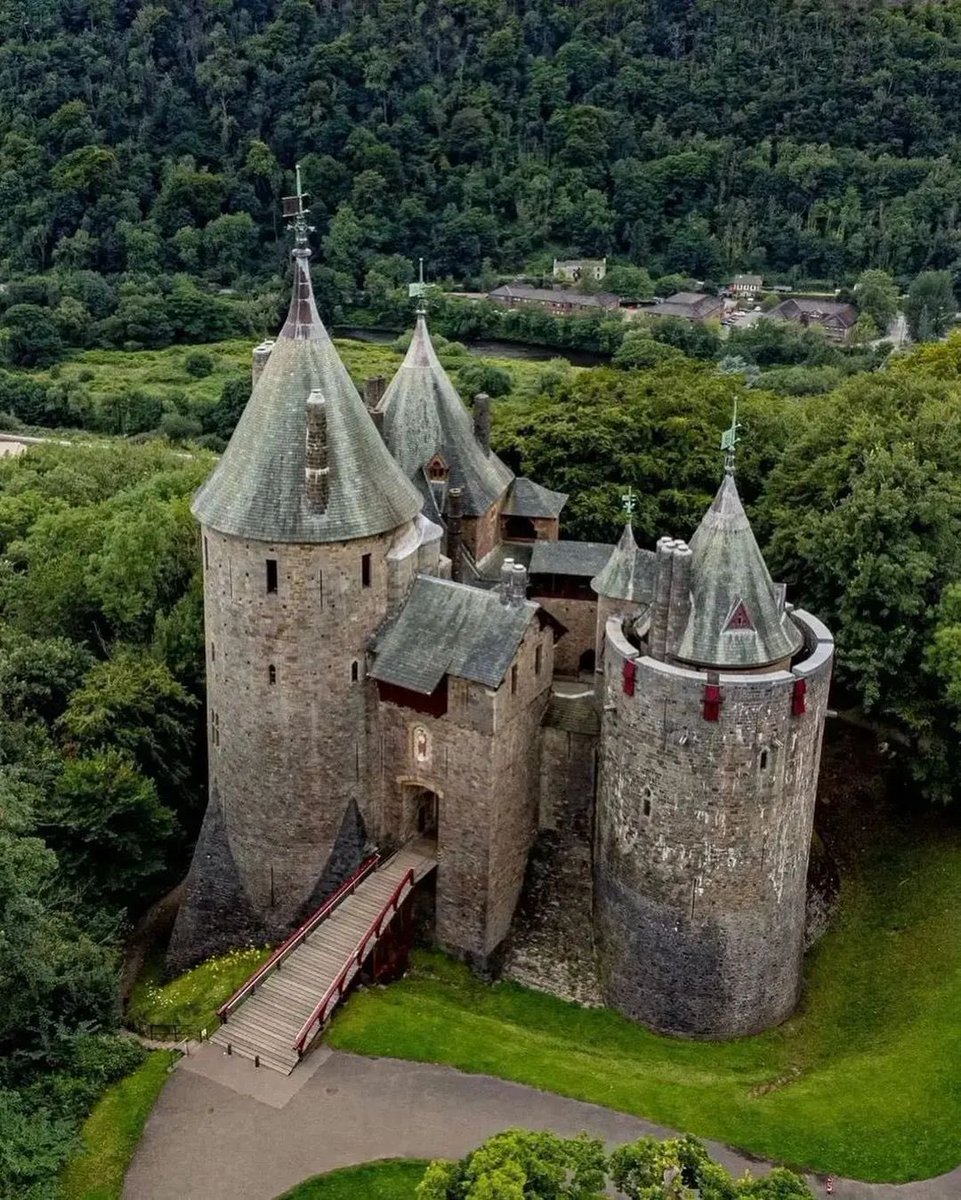 📍Castell Coch, meaning 'Red Castle' in Welsh, is a 19th-century Gothic Revival castle located near the village of Tongwynlais in South Wales 🏴󠁧󠁢󠁷󠁬󠁳󠁿🏰 #Saturday