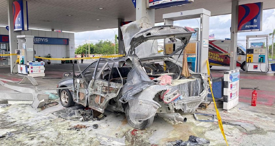 FaktaBukanAuta's tweet photo. Tahukah anda semalam di Repoh, Perlis, sekitar jam 4.10 petang, satu kereta Iswara meletop masa tengah isi minyak.

Dari gambar lepas bomba padam kebakaran, kita boleh nampak dalam Iswara tu ada satu box besar.

Box tu sebenarnya tangki minyak.

Puak ni orang utara panggil "geng tarik minyak".

Bahasa KL dia "penyeludup minyak".

Dia isi minyak subsidi kita & dia bawa keluar jual di Thailand.

Untung berlipat kali ganda.

Tuhan bayar cash kat pengkhianat negara!