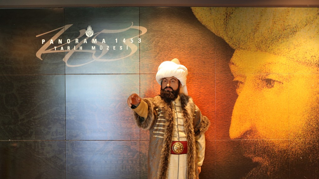 Panorama 1453 Tarih Müzesi’nin giriş bölümünde ziyaretçileri tarih dersi niteliğinde bir sergi karşılamaktadır.

Siz de geçmişin izlerini takip ederek İstanbul’un büyüleyici tarihini ve kültürünü keşfetmek istiyorsanız Panorama 1453 Tarih Müzesi’ni ziyaret edebilirsiniz.