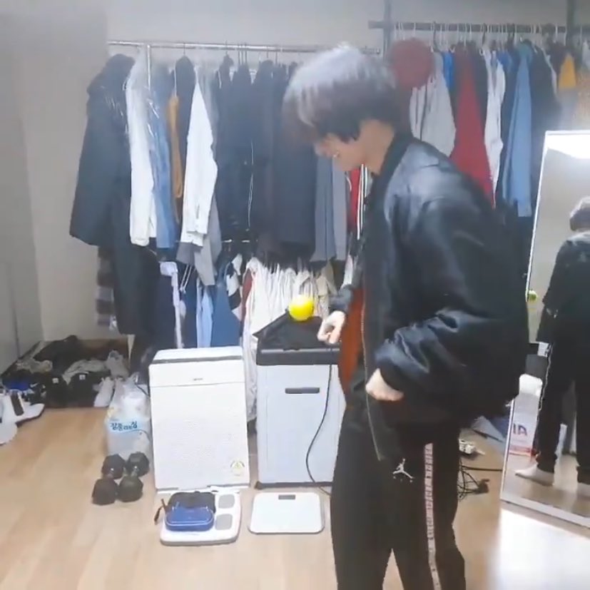 หอเก่าทีเร้กหดหุ่มากจริง พูดกี่รอบๆก็แบบ เห้อ หดหุ่อะ

- มีแอร์ตัวเดียว
- ทีวีไม่มี
- กลอนประตูพัง
- ห้องน้ำต้องเวียนกันใช้คนละ 3เพลงเพราะมีห้องเดียว
- ติดตาแดงกันทั้งวงยกเว้นบอมกยูที่หนีมานอนคนเดียว
- กินข้าวแบบนั่งพื้น
- ไม่มีตู้เสื้อผ้า แขวนราวเอา

ฯลฯ ใครคิดออกเสริมได้น่ะ