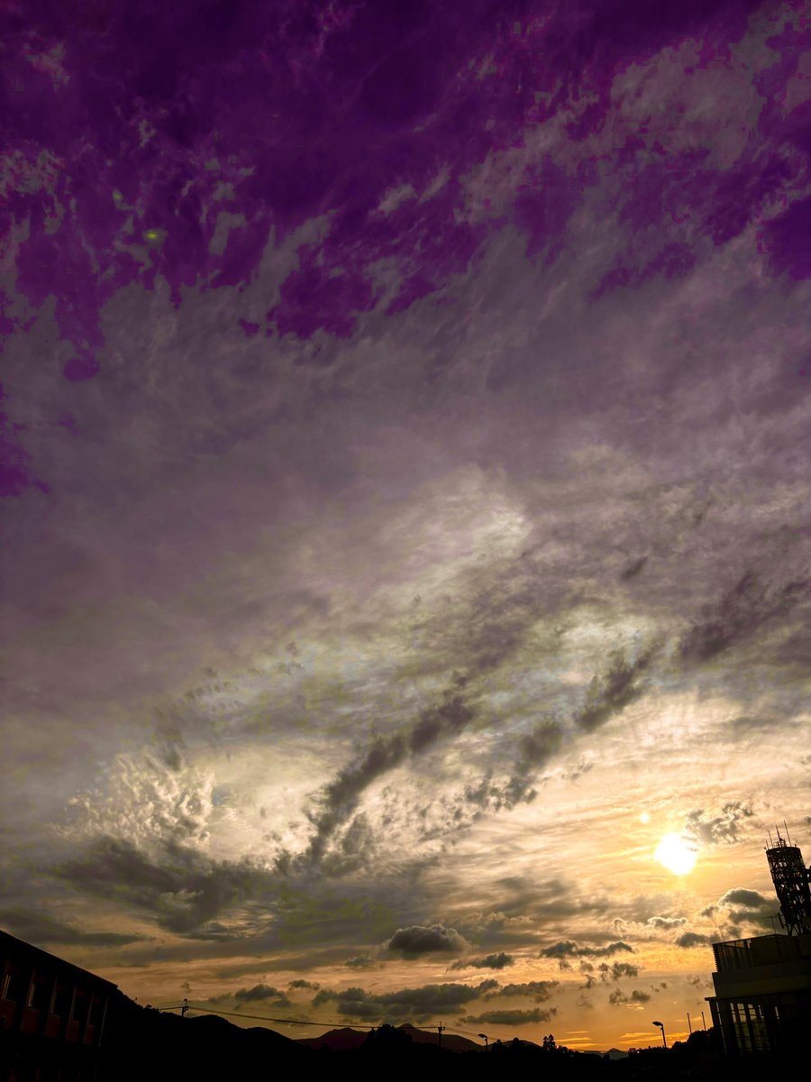 空♡雲多めだけど💭夕日はバッチリ📸✨今週もお疲れ様でした😊
#空 #イマソラ #夕空 #雲 #夕日 #綺麗 #自然 #素敵な週末を #sky #skylover #sunset #cloud #sun #beautiful #nature #haveaniceweekend