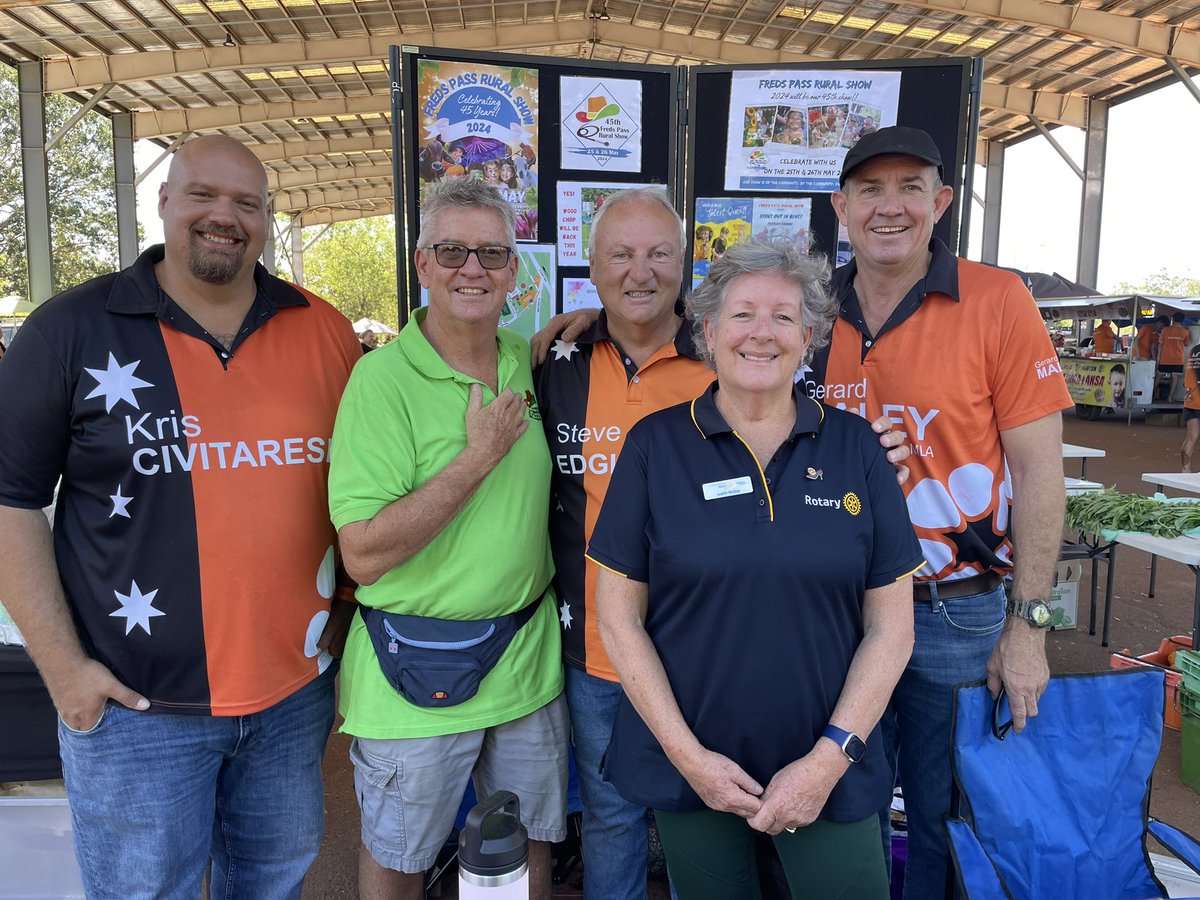 SteveEdgoMLA's tweet photo. What a fantastic morning ‘under the big shed’ at the #FredsPass Rural Markets.
Great catching up with #KrisCivitarese CLP for Daly and #AndrewMackay CLP for Goyder and chatting to locals about a range of local issues including community safety, small business, education and health.