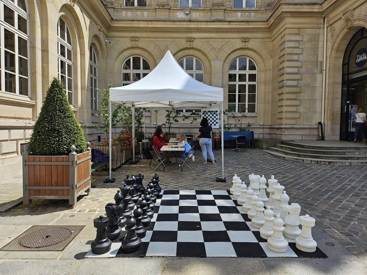echiquierparis's tweet photo. C'est la fête des échecs à la mairie Paris-Centre / @ArielWeilT @ffechecs @IDFechecs @MParisCentre https://t.co/pqqMfyMoQY
