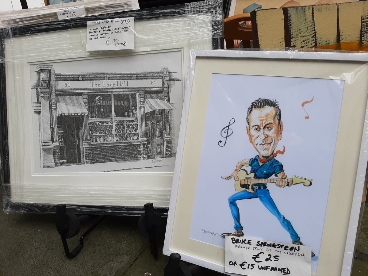 Bruce Springsteen outside The Long Hall Pub, Dublin 😄 Caricature print by Ray Sherlock. Long Hall Pub print by Liam Delaney @springsteen @BruceTourNews @TheLongHallPub #brucespringsteen #springsteen #thelonghallpub @DublinTown #caricature #dublinpubs