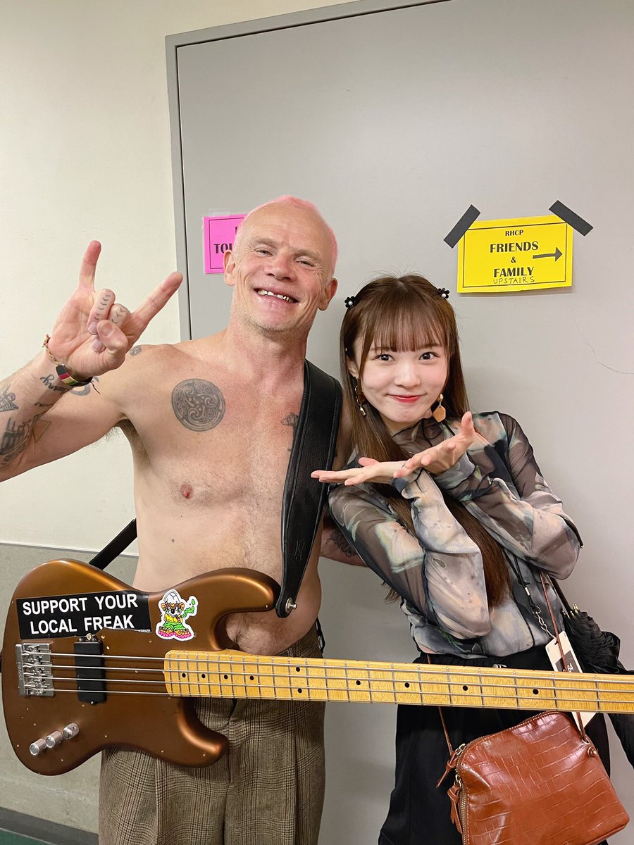 mina_bass3737's tweet photo. RED HOT CHILI PEPPERS様の東京ドームへ！
そして、永遠の憧れFlea様にお会いしました😭😭😭✨✨
ベーシストとして本当に光栄すぎます。もっともっと頑張ります😭🔥

I met my favorite bassist, @flea333 , who I've always admired!!!!!🥺
Thank you very much!!!😭😭😭✨✨ https://t.co/EtBlj0r1bZ