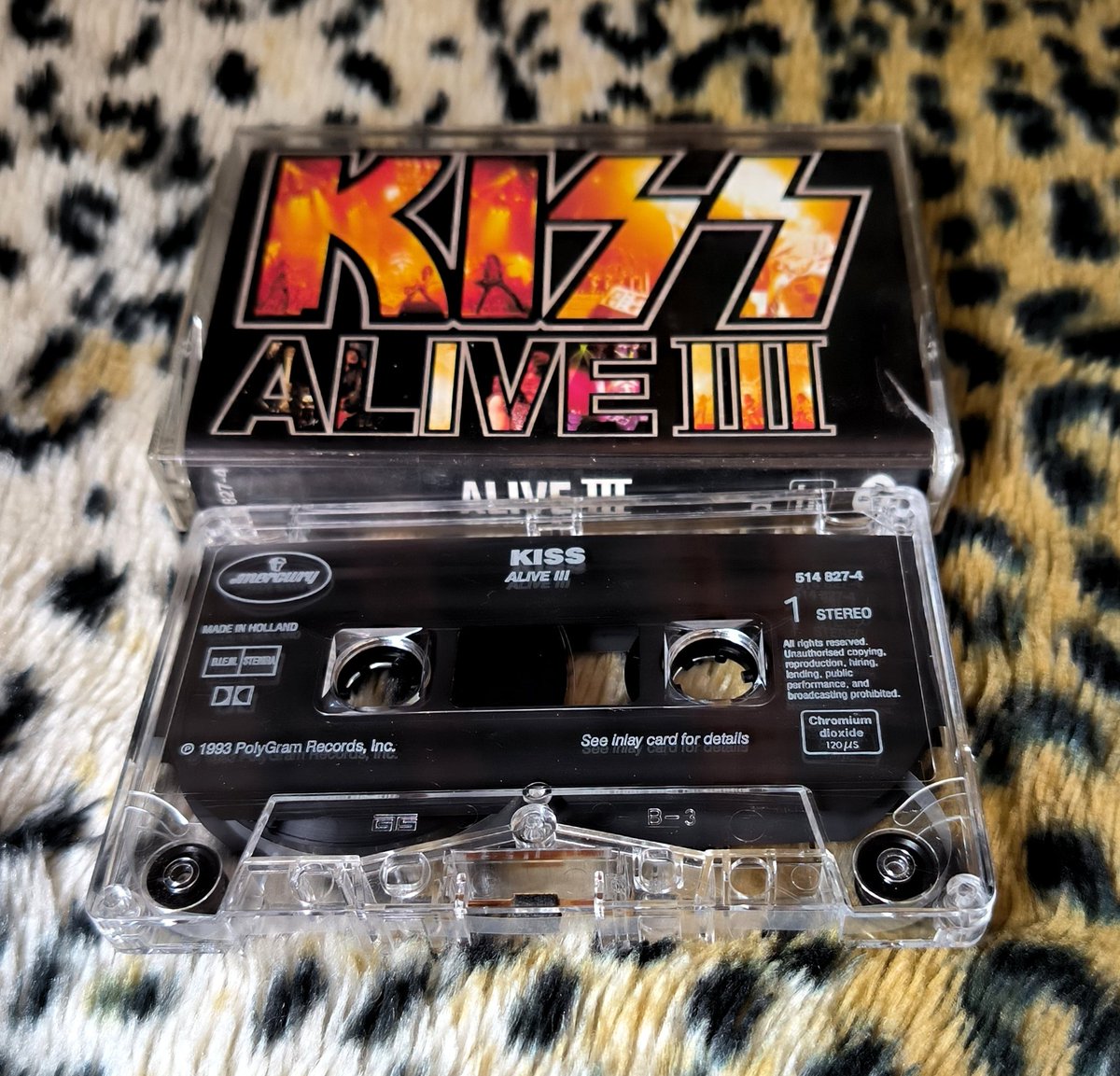 Un día como hoy en 1993, no es el Alive ni el Alive II para mi, pero hay que reconocer que es un grandísimo discazo de puro Rock and Roll. KISS 4EVER!!! #kiss #aliveIII #legends