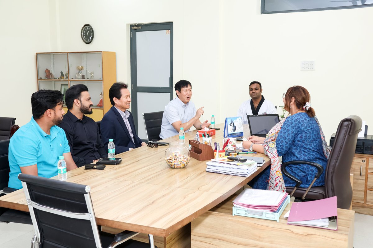 dwpsvgi's tweet photo. 𝐃𝐞𝐥𝐡𝐢 𝐖𝐨𝐫𝐥𝐝 𝐏𝐮𝐛𝐥𝐢𝐜 𝐒𝐜𝐡𝐨𝐨𝐥 hosted international visitors from the 𝐊𝐨𝐫𝐞𝐚𝐧 𝐈𝐧𝐭𝐞𝐫𝐧𝐚𝐭𝐢𝐨𝐧𝐚𝐥 𝐔𝐧𝐢𝐯𝐞𝐫𝐬𝐢𝐭𝐲 and the Korean Cultural Centre India.
#dwps #DelhiWorldPublicSchool #DWPSDadri #schools #KCCI #university #KoreanUniversity https://t.co/RaeXVDcJYM