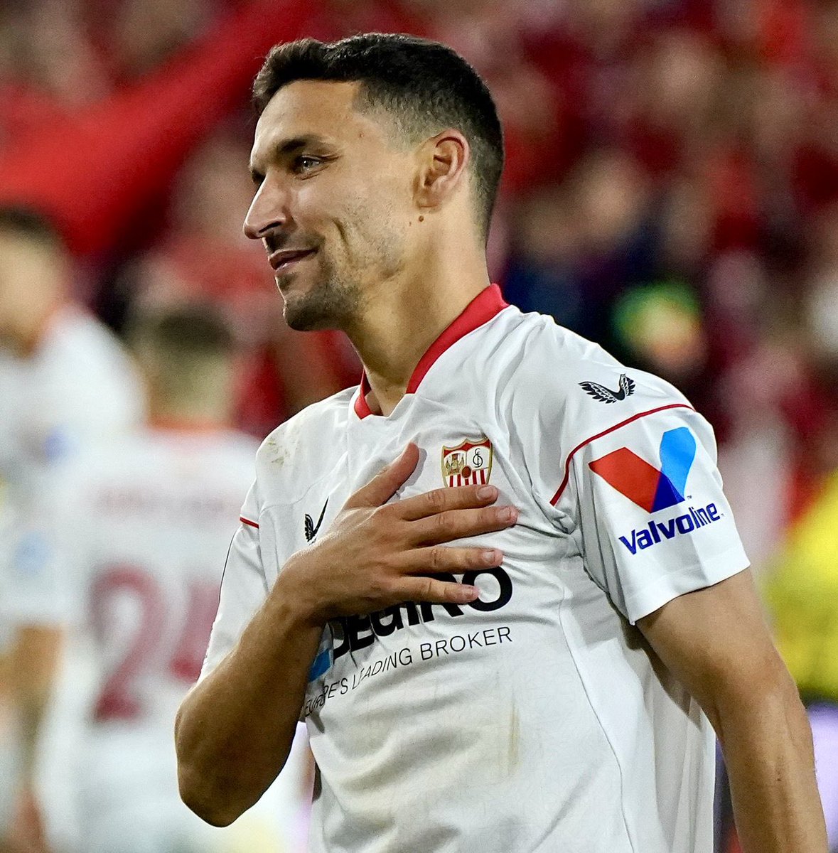 🤍❤️ Happy ending for Jesús Navas story as he announced he was leaving Sevilla after not being offered new deal…

He’s now signed a lifetime contract with the club after speaking to the president!

He will stay until December and after he can work in any job role for Sevilla.