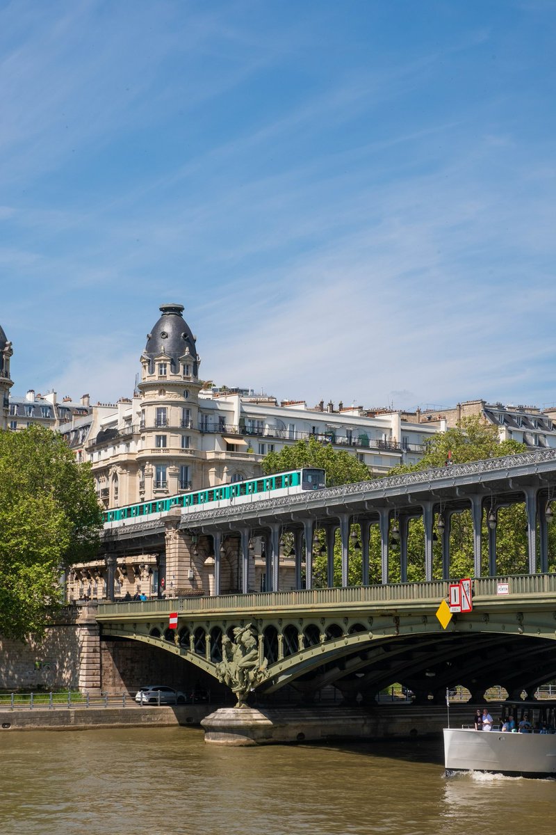 Sunny skies over so much amazing architecture...#Paris #Travel #SaturdayMood #France #SaturdayVibes #architecture 📸 Gina 💖💞