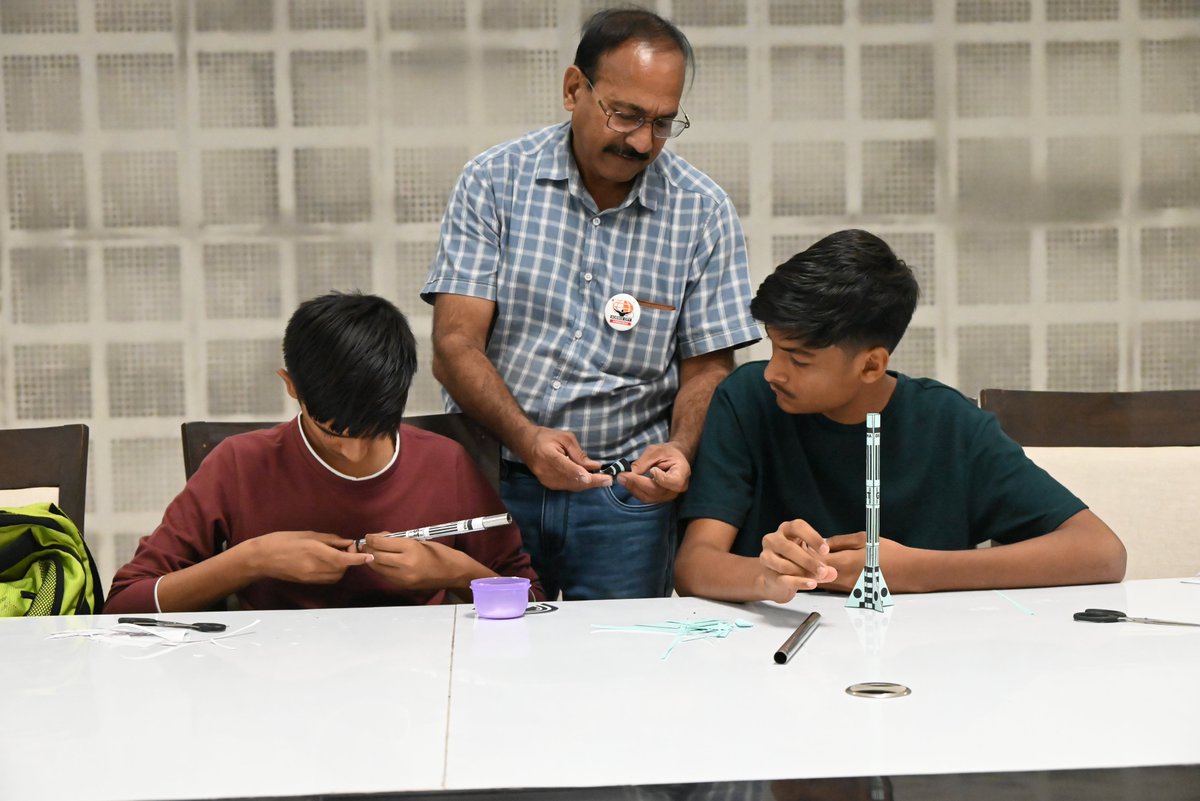 GujScienceCity's tweet image. Embarking on an Educational Journey: Gujarat Science City&apos;s #SummerScienceProgram kicked off with an exhilarating Model Rocketry Workshop.  where students craftted paper rockets and launched them skyward with precision and excitement!&quot;  If you also want to participate in various…