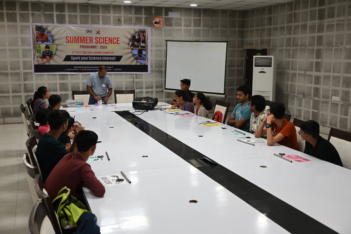 GujScienceCity's tweet image. Embarking on an Educational Journey: Gujarat Science City&apos;s #SummerScienceProgram kicked off with an exhilarating Model Rocketry Workshop.  where students craftted paper rockets and launched them skyward with precision and excitement!&quot;  If you also want to participate in various…