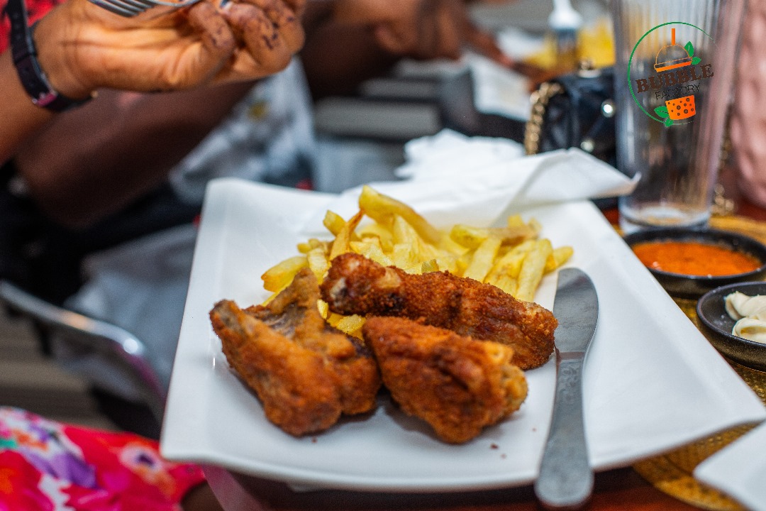 bubblefactoryCM's tweet photo. Au @bubblefactorycmr il y a un genre de poulet pané là  que lorsque tu manges, tu en redemandes encore pour emporter tellement c'est délicieux 😋
On peut bien manger comme ça?🙆 En tout cas nous sommes ouverts chaque jour de 11h à 21h
#pouletpané #restaurant #FastFood #cuisine https://t.co/OiHULAmLdV