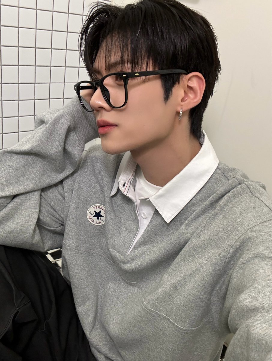 LUN8_members's tweet photo. [#이안]
오늘 안경 한 번 써봤는데 어때요?🤓

#루네이트 #LUN8 https://t.co/jRQSm8vwMT