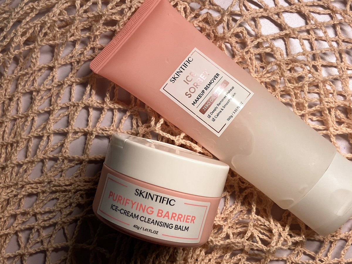 คลีนซิ่งที่ใช้ช่วงนี้ ตัวหลอดคือคลีนซิ่งเจลทำความสะอาดดีมาก สิวอุดตันหลุดเป็นเม็ดๆเลยตอนนวดทำความสะอาด อีกตัวกลิ่นน่ากินมาก คลิ่นซิ่งบาล์ม เเถมตัวช้อนตักพร้อมทำความสะอาดสิ่งสกปรกหมดจดเลย💘