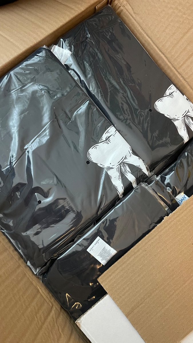 Weer een goeie lading L en XL binnen. Net op tijd voor het totaal onvoorspelbare weer de komende tijd. 🌦🌤

hetpodcastkantoor.bigcartel.com/product/t-shir…